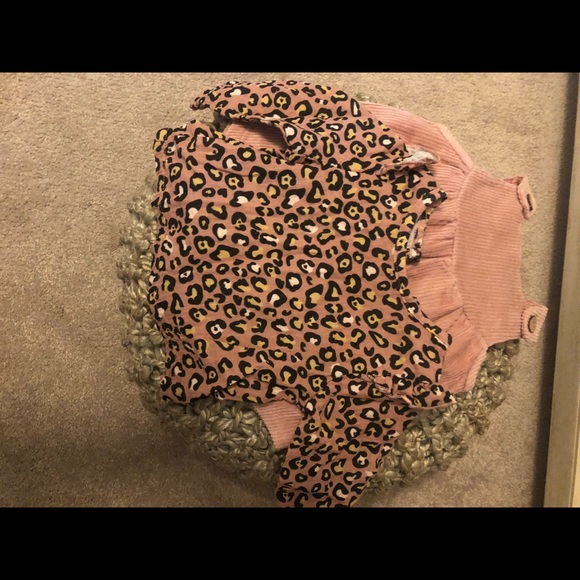 Mud Pie baby girls leopard overall short set. - Picture 6 of 9